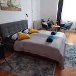 Panoramas Modern Lakas A Toertenelmi Belvarosban Daire