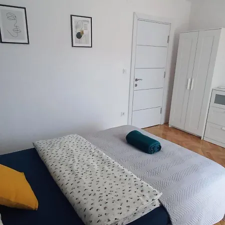 Panoramas Modern Lakas A Toertenelmi Belvarosban Apartament