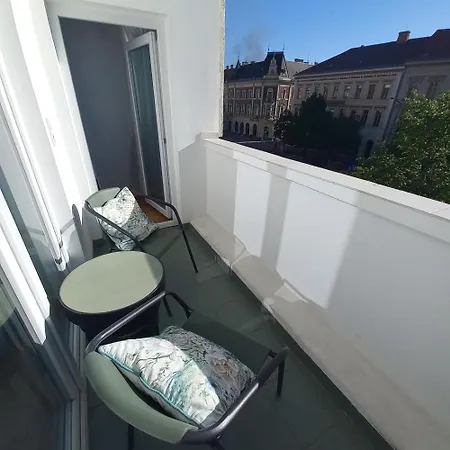 Panoramas Modern Lakas A Toertenelmi Belvarosban *