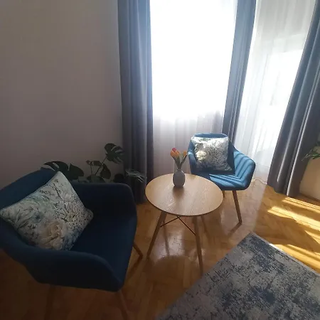 Apartament Panoramas Modern Lakas A Toertenelmi Belvarosban *